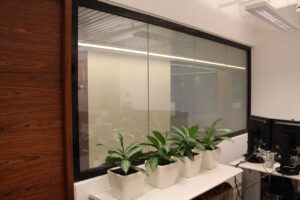 Перегородки из смарт стекла в офисе компании Avexima