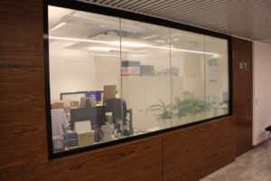 Смарт стекло DREAMGLASS в переговорной комнате