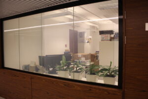 Перегородки из смарт стекла в офисе компании Avexima