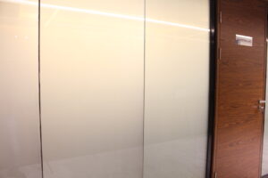 Смарт стекло DREAMGLASS в переговорной комнате