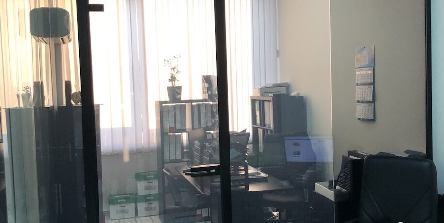Цельностеклянные офисные перегородки со смарт стеклом